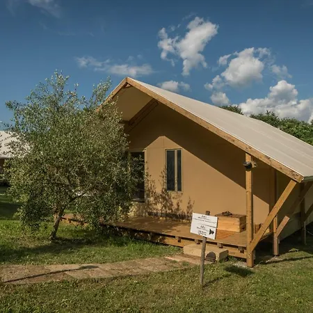 Glamping In Toscana, Luxury Tents In Agriturismo Biologico ラグジュアリーテント