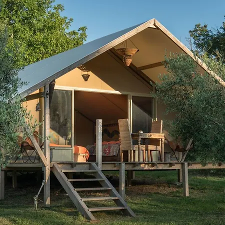 Glamping In Toscana, Luxury Tents In Agriturismo Biologico ラグジュアリーテント ソラーノ